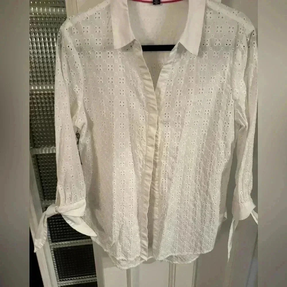 Isaac mizrahi women’s button up white eyelet top w/ tie 3/4 sleeve size medium